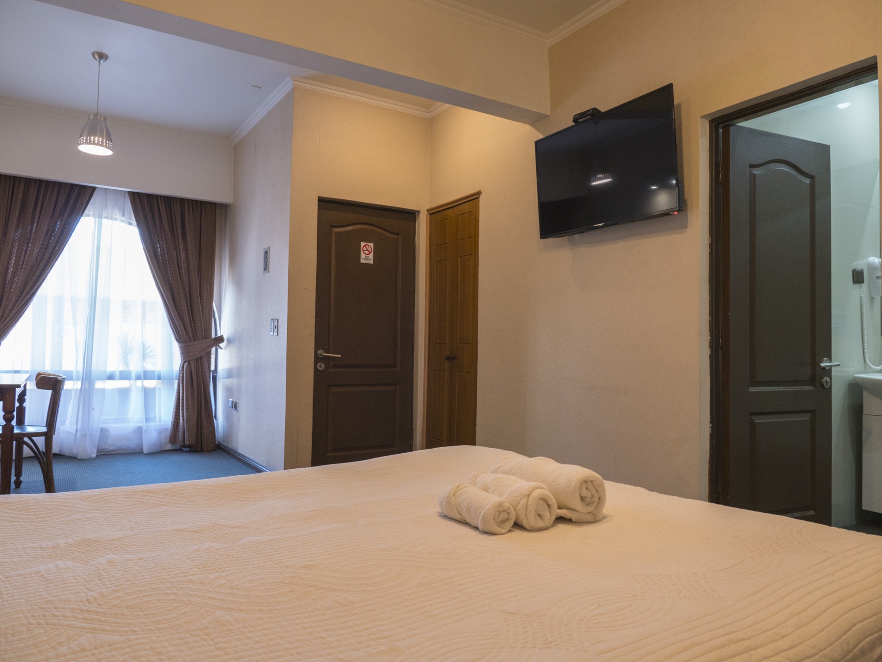 Habitacion de EconoHotel con vista al bano privado