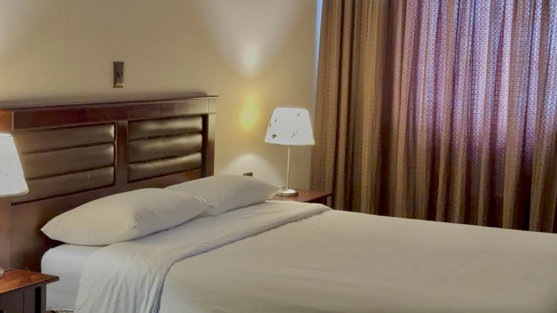 Habitacion single de EconoHotel con cama matrimonial