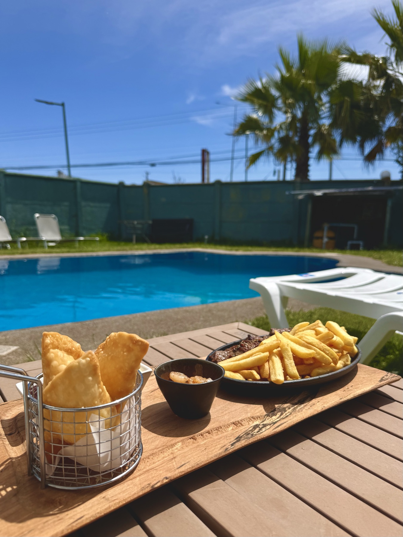 Comida servida junto a la piscina de EconoHotel