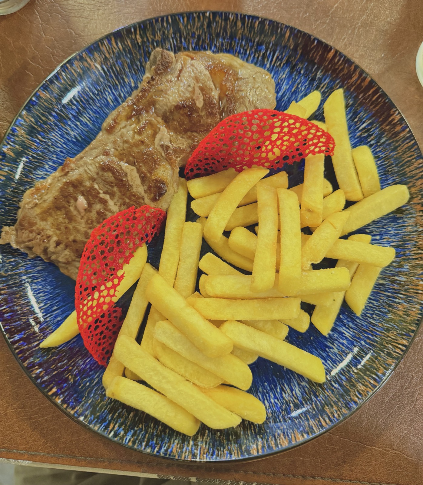 Plato de carne con papas fritas del restaurant de EconoHotel
